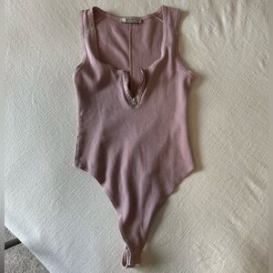 ✨ AllSaints Ribbed Zip-Front Bodysuit – Dusty Mauve – Size US 6